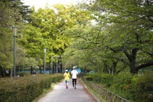 公園をランニングしている二人